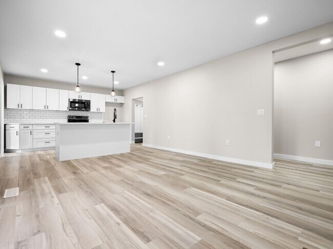 Foto del edificio - Beautiful remodeled home in Bolivar with fenced in yard -3 bedrooms, 2.5 baths and a detached 1 c...
