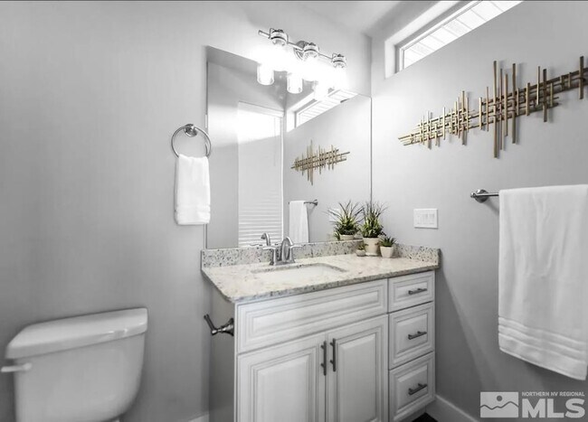 Foto del edificio - 730 Bluffs Ct