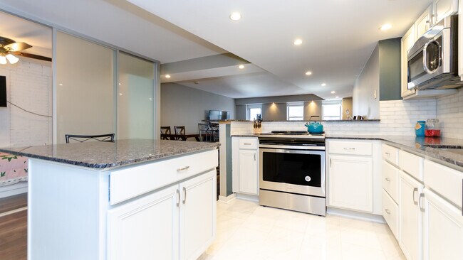 Building Photo - 40 E 9th St