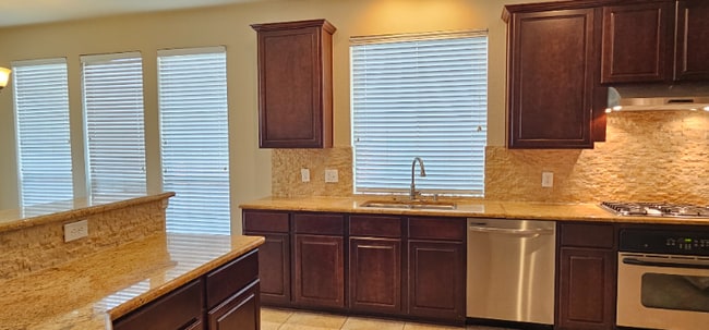 Building Photo - 900 Hidden Springs Ct