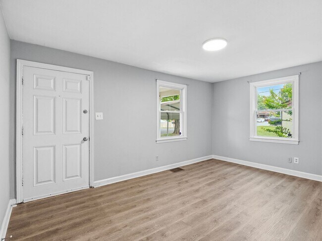 Building Photo - 4 Bedroom/1 Bathroom Home with Fenced Yard Available in SE Roanoke!