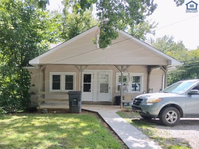 Building Photo - 1364 Crescent Dr