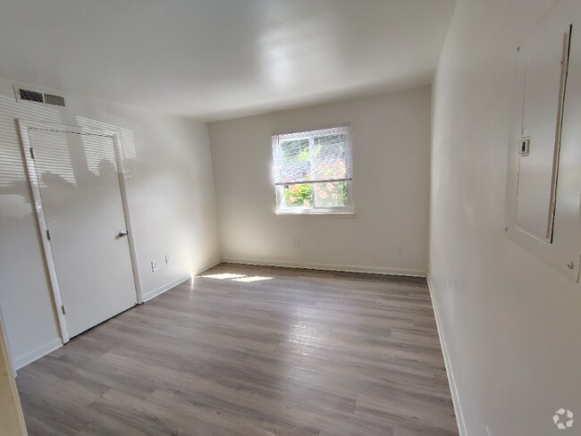 Building Photo - 600 Reusens Rd