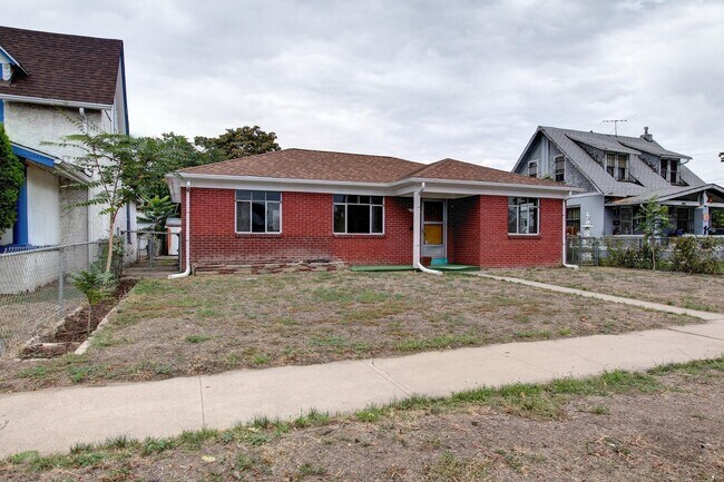 Building Photo - Beautiful Brick Home in Swansea!