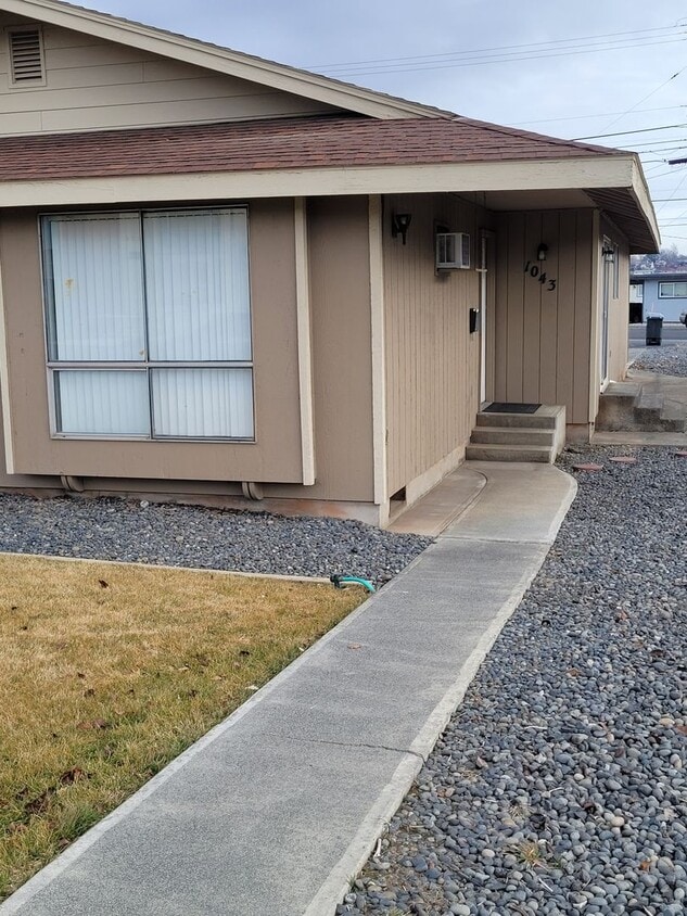 Primary Photo - 1043 W Rose Ave