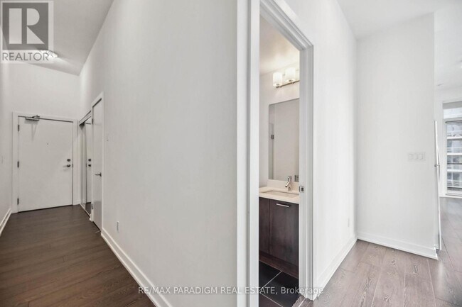 Building Photo - 20 Bruyeres Mews