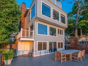 Building Photo - 24 Bay Ave