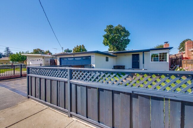 Building Photo - Amazing 4 Bed 2 Bath Single Family Home!