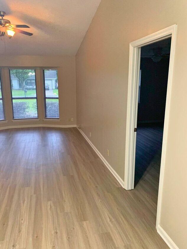 Building Photo - 3/2 , fenced in yard , minutes from base!