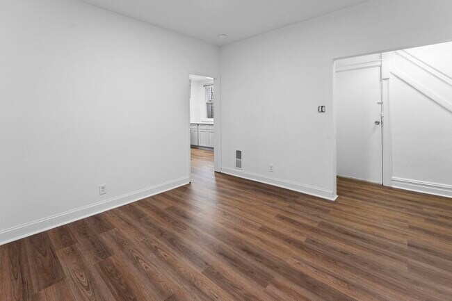 Foto del edificio - 296 Pearsall Ave