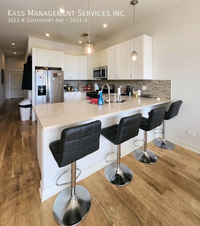 Building Photo - Newer Construction Prime Southport Corrido...