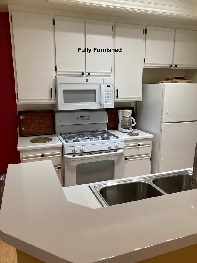 Cocina blanca brillante con lavavajillas nuevo y microondas nuevo. - 25252 Via Lido