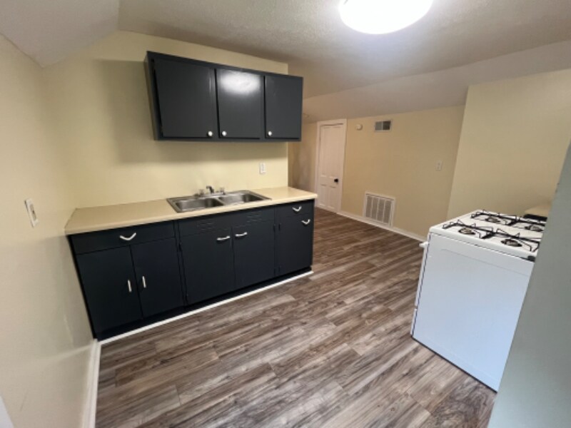 208 Cass Ave Unit 2, Dowagiac, MI 49047 Room for Rent in Dowagiac, MI