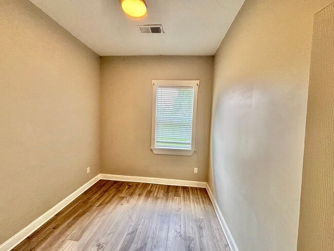 Photo - 513 S 24th Street - 2 Bedroom House, Fenced Yard, Off-Street Parking, Pets OKAY!