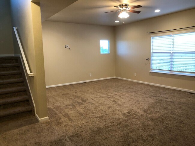 Building Photo - Very Nice 3 bed, 3 bath 2 car Home on a cul-de-sac in Peyton with Mountain Views