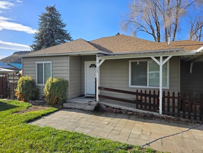 Building Photo - 705 SE Elm St