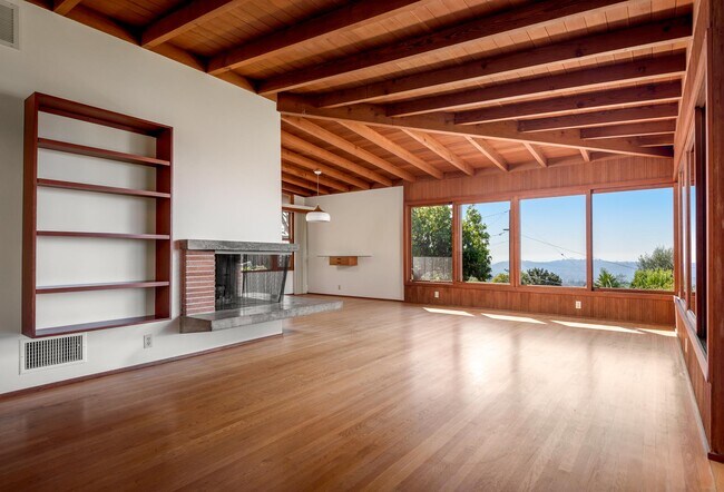 Building Photo - 2996 Kenmore Plz