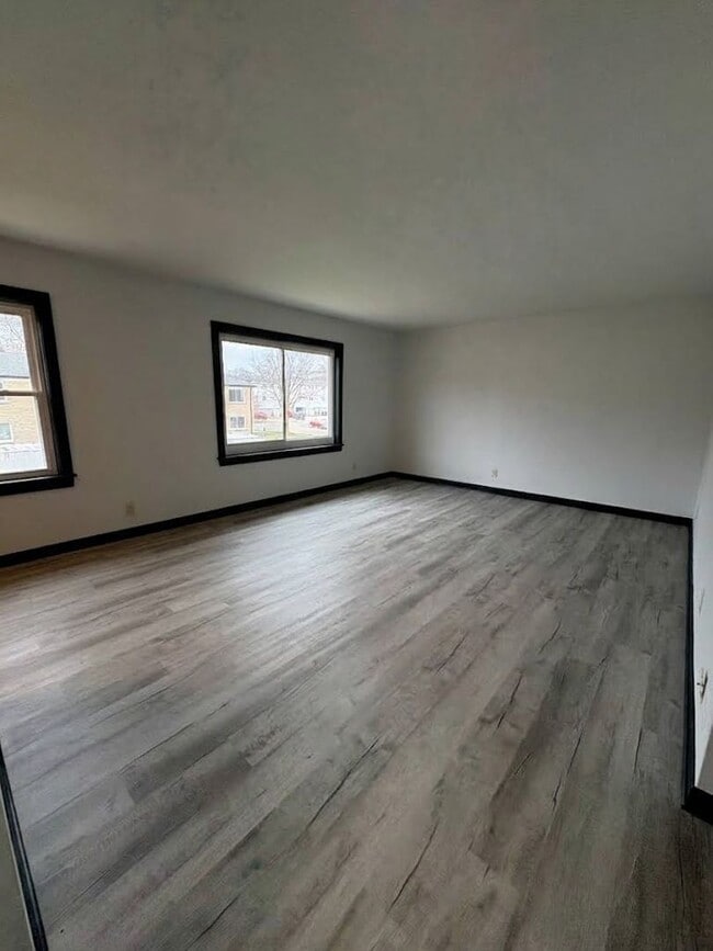 Building Photo - 246-246 Parkview Blvd