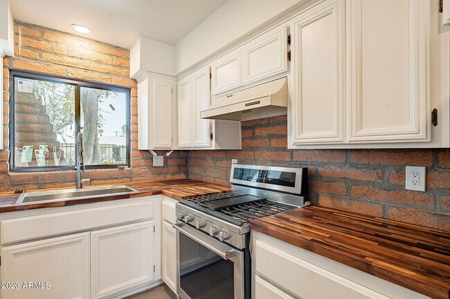 Photo - *BEAUTIFUL CONDO - 2br/1.5ba CONDO (44th &...