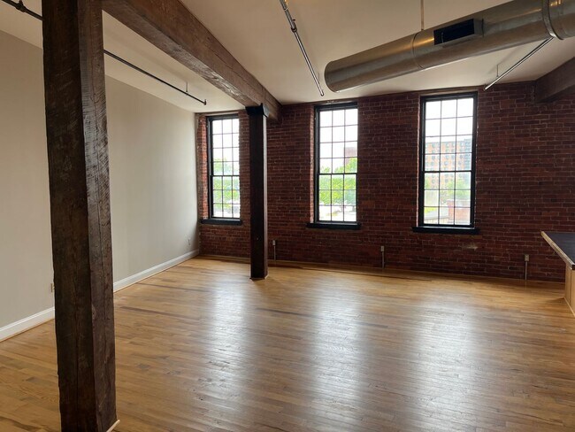 Building Photo - 265 N Queen St