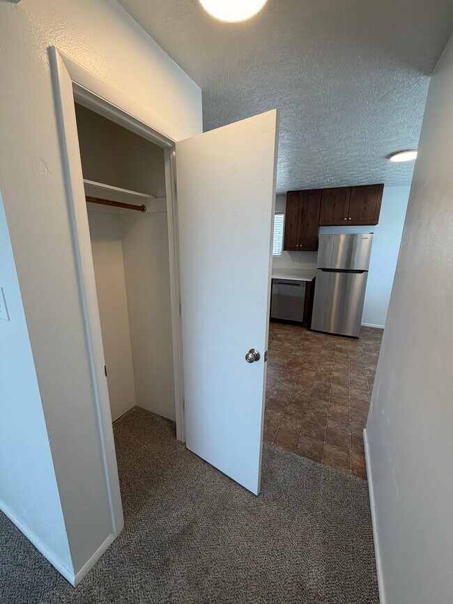 Building Photo - 866 E 500 N