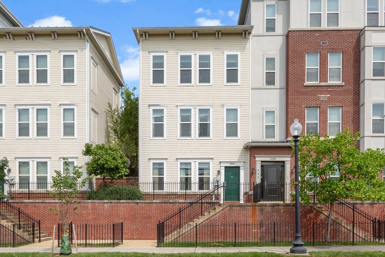 Welcome to 2536 Sheridan Rd SE one block to the greenline metro - 2536 Sheridan Rd SE