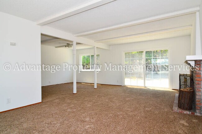 Building Photo - 916 Crane Ave