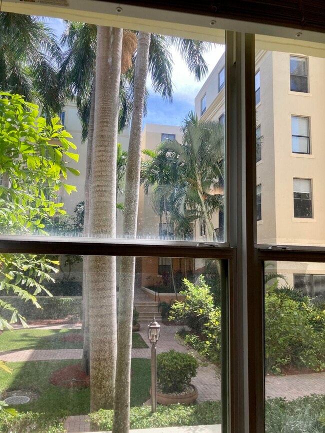 Building Photo - 630 S Sapodilla Ave