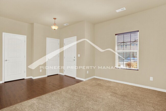 Foto del edificio - Stunning Single Family Home with 3 Car Gar...