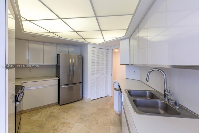 Foto del edificio - 3560 S Ocean Blvd