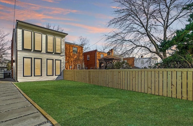 Building Photo - 647 Kennedy St NE