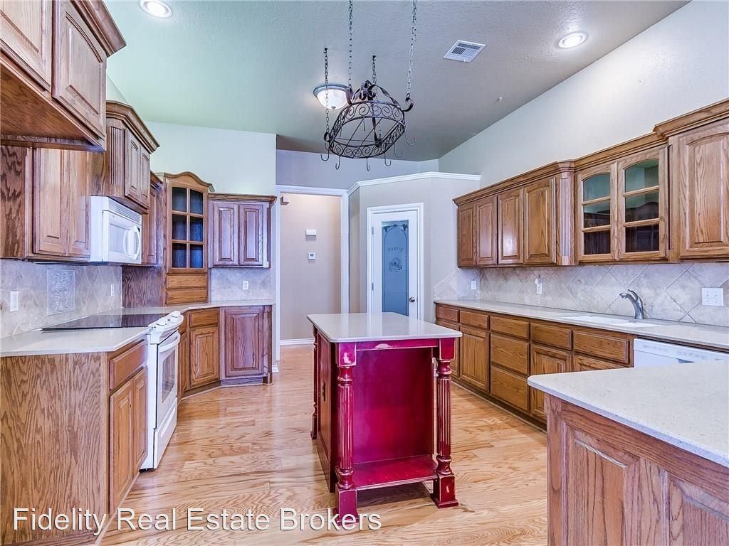 Primary Photo - 16609 Village Garden Dr