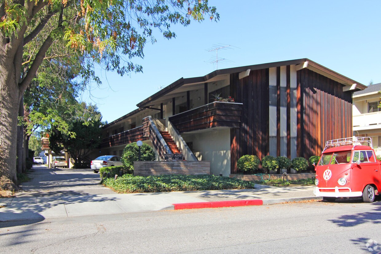 Primary Photo - Everett manor