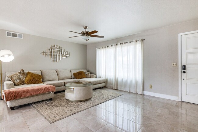 Foto del edificio - 903 W Harvard Dr