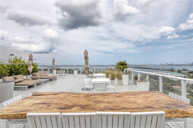 Foto del edificio - 4250 Biscayne Blvd