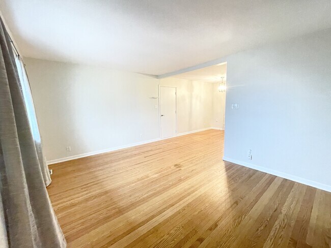 Foto del edificio - 10229 Carrollton Ave