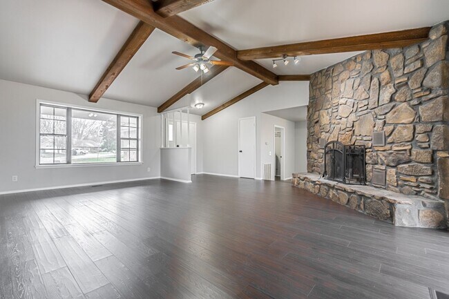 Building Photo - Beautiful home in an established neighborhood with a new roof is waiting for you!