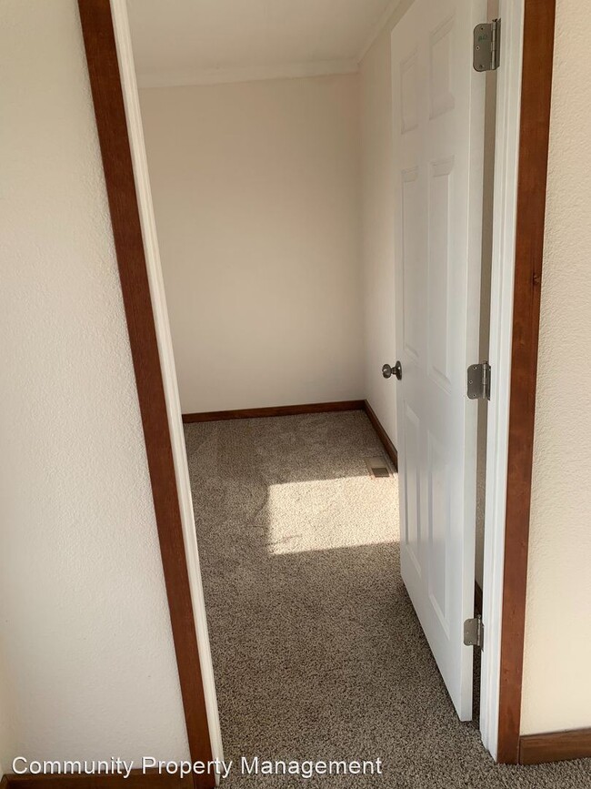 Building Photo - 3 br, 1 bath House - 699 West Marine Drive