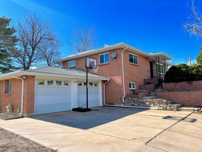 Building Photo - Acreage Property in Sedalia - Close to Cas...