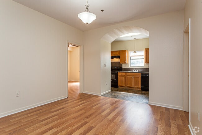 4 BR, 2 BA - 1621 SF - College Park Apartments
