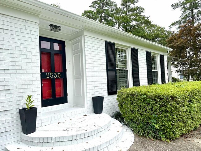 Foto del edificio - 2530 Mirror Lake Dr