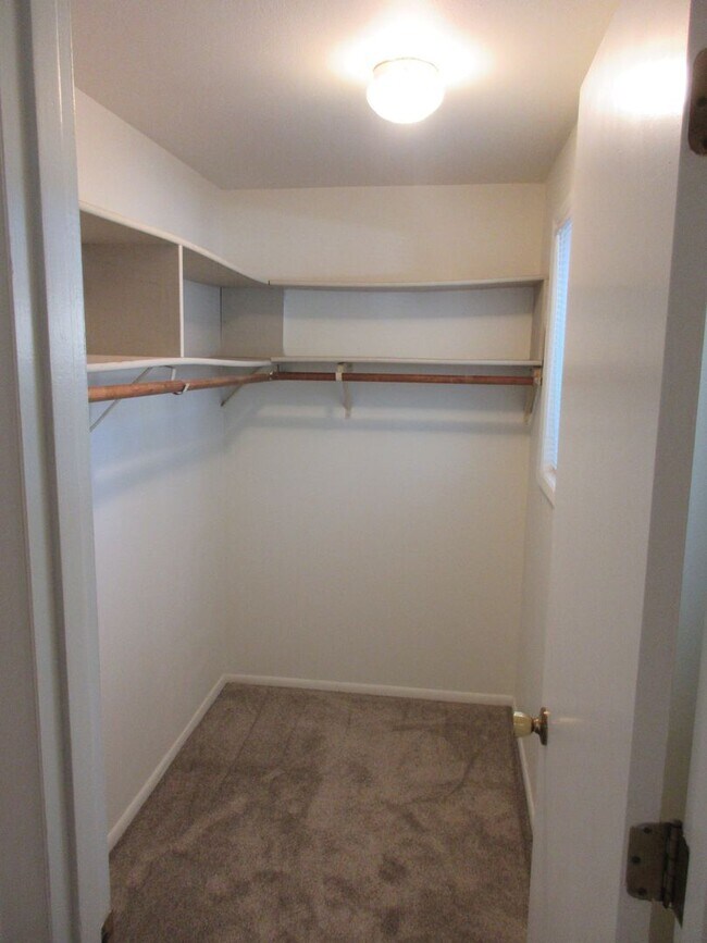 Foto del edificio - One Bedroom Apartment by Bush Park