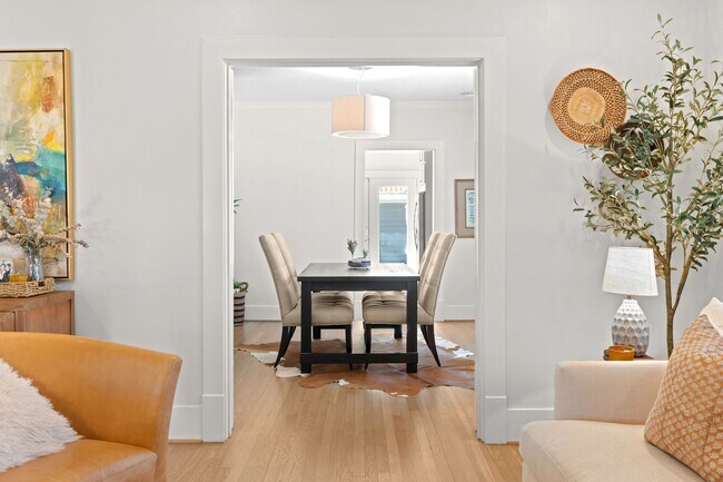 Foto del edificio - 1002 W Cottage St