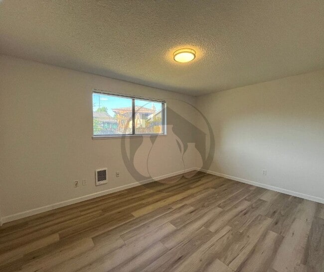 Foto del edificio - Single Level Triplex Ready to move In!