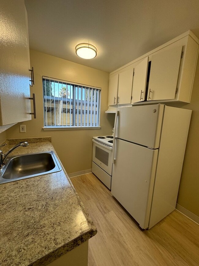 Building Photo - Nice first floor 1 bedroom 1 bath apartment available now!