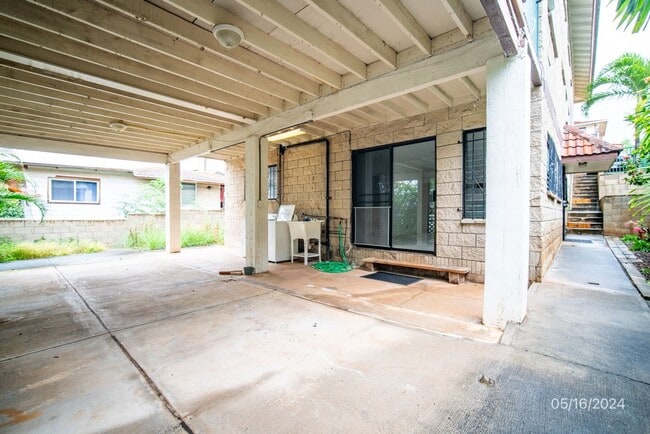 Building Photo - 2BR/1BA/2PKG(TANDEM) DOWNSTAIRS UNIT IN ALIAMANU THREE PLEX