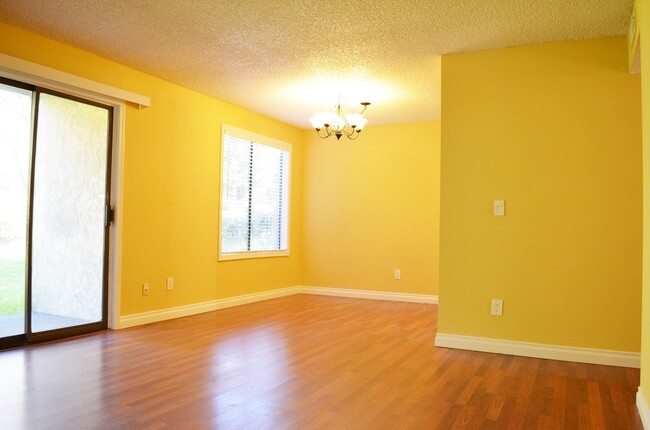 Building Photo - Cozy 2-Bedroom Condo in Prime Kingsgate Lo...