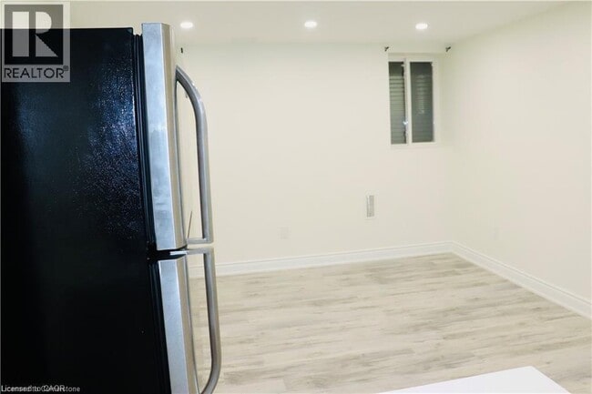 Building Photo - 386 Grovehill Cres