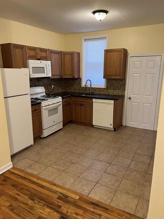 Foto del edificio - 5823 Walton Ave