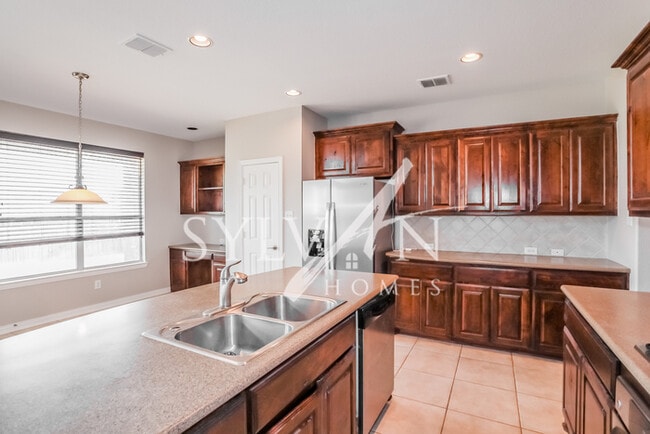 Building Photo - Your dream home awaits!